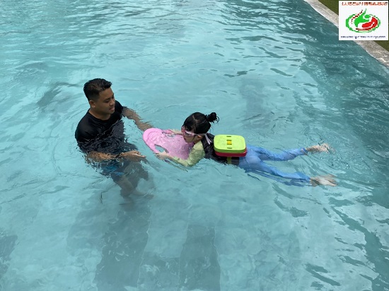 Hình ảnh học bơi 1 kèm 1 cho trẻ em ở Quận Gò Vấp